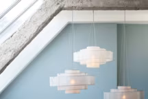 Suspensions Cloud Shade, en acier inoxydable, abat-jour amovible, de diam. 65 x H 32 cm à diam. 129 x H 63 cm, à partir de 4 841,60 euros, Ochre.