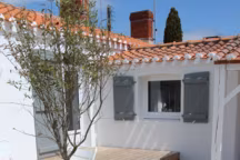 Lames de terrasse Saona en Pin thermochauffé (procédé Temperal). Classe d'emploi : 3. Coloris : caramel. Dimensions : 27 x 145 mm. Fixations : clips Inox. 56 euros le m².Piveteaubois.