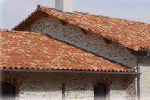 Les tuiles canal assurent un bon écoulement de l'eau sur les maisons à faible pente, typiques du sud de la France.