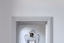 Chaise Structure en hêtre. Extérieur du dos avec impression digitale de la rayure Cabanon. Pieds sabots laiton. Assise en tissu. 4 combinaisons de couleurs possibles : noir et blanc / bleu et noir / rose fuchsia et noir / rouge et noir. L42 x H 101 x P 48 cm. 950€.