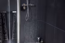 Receveur de douche rectangulaire Slate en résine grise, imitation pierre naturelle, à poser ou à encastrer. Dim : l.120 x l.90 cm. Fourni avec ses pieds adaptés et grille de vidage inox. 279 euros. Leroy Merlin.
