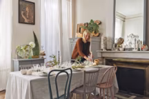 Pas d'astuces architecturales, mais un appartement conçu comme une boîte blanche. La période de Noël est prétexte à dresser des tables égayées d'une nuée de bougies.