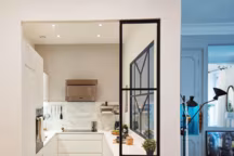 Au départ en forme de L, la cuisine a pris la forme d'un U avec ce retour marqué par la verrière, pour plus de plan de travail et de rangements.