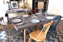 Chaises Ralf, hévéa, L43 x P49,5 x H91,5 cm, kaligrafik - 239 euros (lot de 4) ; Chaises Svenn, hévéa, 6 coloris disponibles, L49 x P51,5 x H91,5 cm, kaligrafik - 199 euros (lot de 4) ; Assiettes plates Scandi, porcelaine, 26,5 cm, kaligrafik - 29,90 euros (lot de 6).