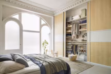 Dressing en acier blanc finition Décor Bouleau. Intérieur système suspendu. Portes coulissantes Artic finitions bouleau et verre laqué blanc cristal. Dimensions : L. 400 x H. 270 cm. 5 534 euros. Elfa.