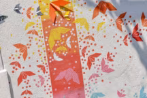 L'arc-en-ciel, une signature reconnaissable. Dans cette oeuvre sur
une façade du vieux Sète, l'artiste a utilisé des motifs " origamiques » peints au pochoir, qu'elle a baptisés " Maurigamis ».