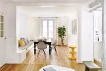 Autour de la table sont installées des chaises Eames.