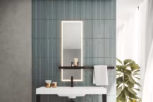 Meuble One Custom en Krion, plan de travail 110 x 50 cm, miroir One 100 x 35 cm. Prix sur devis. Chez Porcelanosa.