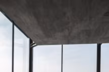 Fauteuils et repose-pieds en cuir Barcelona de Mies van der Rohe, dessinés en 1929.