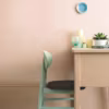 Coup de blush. Le duo de roses poudrés (" Pink Ground » sur le mur et " Setting Plaster » sur la plinthe) est rafraîchi par des touches vert d'eau (" Teresa's Green » sur la chaise). 73,50 euros les 2,5 litres en émulsion mate, Farrow & Ball.
