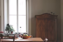 Dans la salle à manger, la table en bois de cèdre a été réalisée sur mesure par Vud Design et peut accueillir jusqu'à vingt convives. Association de chaises Thonet chinées, tabouret " 60 » d'Alvar Aalto pour Artek .
