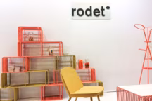 Système de rangements Panier, structure en tube d'acier, peinture poudre 250 euros. Fauteuil Porto, structure en tube d'acier, peinture poudre, assise et dossier en liège, 500 euros. Portemanteau Le Saint, structure en tube d'acier, peinture poudre, 250 euros.