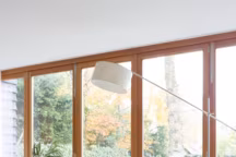 Baie vitrée avec vue sur le jardin.