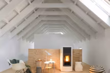 Ce poêle à granulés recouvert de céramique (plusieurs coloris au choix) est doté de trois ventilateurs réglables de façon indépendante. En option, il peut être livré avec une télécommande qui joue le rôle de thermostat d'ambiance. Pour un fonctionnement silencieux, il suffit de désactiver les ventilateurs (fonction No Air). 12 kW. Rendement 92 %. 59 x 114,6 x 54,7 cm. Club 2.0, prix sur demande, MCZ.