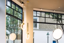 Tables d'appoint Iso A et Iso B, en acier thermolaqué, Petite Friture. Tapis Visioni A, en laine et soie, Patricia Urquiola. Lampe Flos.