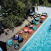 Une déco tendance au bord de la piscine