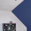 Un triangle de peinture bleue dans un angle du bureau