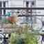 Une simple caisse en bois pour plantes et fleurs sur le balcon