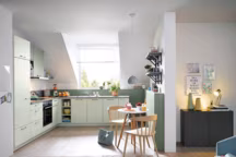 Plus d'info : composition avec façade MDF laque satiné, épaisseur 2 cm, coloris vert pastel satiné. Caisson de meuble épaisseur 1,6 cm, coloris gris pierre. Socles H 15 cm laqué vert pastel satiné. Poignées métalliques aspect inox. 3 690 euros (éco-participation 24,37 euros incluse, hors électroménager, accessoires, pose et livraison), Aviva.