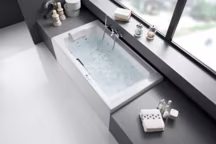 Baignoire acrylique America, version balnéo. Dimensions : 180 x 100 x H. 42 cm. Système Total Balnéo Total : massage d'eau tonifiant et massage d'air relaxant. Commande numérique électronique. Hydromassage air et eau commandé par un panneau LCD numérique, avec différents programmes de massage, continu ou pulsant, et un Venturi électronique. Buses latérales, dorsales et plantaires, et injecteurs d'air situés dans le fond de la baignoire, réglables par clavier numérique. Détecteurs de température et de niveau assurant un meilleur rendement de la baignoire. Environ 6170 euros. Roca.