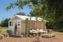 Abri Sherwood en résine. Dimension : 11,21 m². Garanti 10 ans (5 ans pour le revêtement extérieur). Structure et toiture équipées de renforts métalliques. Décor imitant les lambris de chêne obtenu grâce à une impression héliographique qui recrée les motifs naturels du bois, nœuds et nervures inclus. Un vernis UV protège le décor dans le temps. Comprend de larges ouvertures vitrées, une serrure à clef, un seuil de porte extra plat, des grilles de ventilation et des profils de fixation pour accrocher objets et étagères en toute sécurité. 2999 euros. Grosfillex.