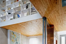 Un 150 m2 lumineux entre esprit récup' et touche de cuivre