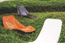 L'"Eurolax R1" (en blanc) avec deux prototypes "Eurolax R2" à accoudoirs incorporés (Velvet-Galerie)