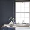 Un même bleu fonçé mat sur le mur et les façades des meubles, pour une ambiance scandinave, "Hicks Blue 208", Little Greene, 43 euros/1L