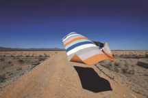 Tapis hybride. Tissé en Suède, ce tapis de la collection " Molly » allie des rubans en PVC et des fils de chaînes en polyester, mais aussi la diversité des couleurs et des motifs, 140 x 200 cm, 320 €, Pappelina. pappelina.com.