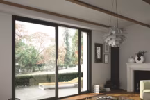 Encadrée d'aluminium noir à bords droits, la baie vitrée à galandage signe une esthétique très contemporaine. Janneau