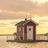 Il aime les cabanes. Alors il en construit dans des lieux inattendus. L'architecte Mikael Genberg a ainsi imaginé un cabanon flottant, accessible en Zodiac depuis Västeras (Suède). Une fois arrivé sur le ponton qui sert de socle à la petite maison, on est seul à bord. Utter Inn : visitvasteras.se/aktor/hotell-utter-inn/