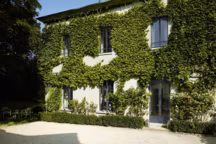 Pas de bonne isolation sans des fenêtres à isolation renforcée. Fenêtres Optiméa PVC qui offrent une bonne isolation thermique (Uw = 1,2) et acoustique, AC1 (RA ; tr = 28 Db).
Teinté pleine masse en gris anthracite, le PVC est recouvert d'un placage lisse de la même teinte pour offrir une esthétique parfaite. Proposées en sur mesure uniquement, elles sont équipées d'un ouvrant 75 mm à 5 chambres d'isolation thermique, d'un double vitrage 24 mm Énergie STAR traité faible émissivité avec gaz argon et intercalaire haute isolation thermique (Ug = 1,1) ainsi que d'un double joint d'isolation thermique et acoustique.
Garantie 20 ans - Certifié NF. Éligible au crédit d'impôt. Disponible en 150 couleurs laquées, 12 couleurs plaxées et 3 couleurs préférentielles (Ivoire, Gris anthracite et Chêne doré). Dimensions : Fenêtres 2 vantaux finition blanc RAL 9016 : H. 75 x L. 110 cm (hors options)
à partir de 276 euros.