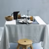 Nappe Bon, en lin lourd lavé, coloris perle, 170 x 170 cm, 225 euros ;
Set de table Drai, en toile de coton, coloris anthracite, 40 x 50 cm, 40 euros pièce ; Serviette Tab Fr, en lin léger frangé, coloris perle, 50 x 50 cm, 26 euros  pièce, Society Limonta.
