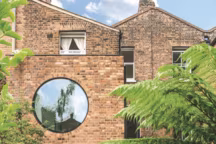 Les nouvelles ouvertures s'intègrent dans la façade de briques jaunes.