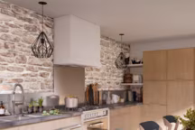 Cuisine Kontour, caissons en PPSM blanc, portes et faces de tiroirs en chêne naturel et panneau central en PPSM plaqué chêne massif, encadrement fin. A monter soi-même. A partir de 649 euros le plan type.