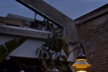 Eclairage, design par Sputnik Estdio, Métal, verre et polycarbonate, 25,8 Ø 21,2 cm, 276 euros, Santorini.