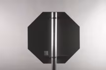 Stop. C'est cela, stop. Vous n'avez devant vous que l'envers d'un vulgaire panneau de signalisation en aluminium, et pourtant il est instantanément identifiable : c'est le STOP. Au commencement de la signalisation routière, plus la forme d'un panneau contenait d'angles, plus le danger était grand. Dans les années 1920, l'American Association of State Highway and Transportation Officials se chargea de standardiser ces différents panneaux autour de trois formes géométriques  le cercle, le triangle et le carré , avec une seule exception : la forme octogonale pour le STOP.

Malin, car cette spécificité permet aux conducteurs de le reconnaître immédiatement partout dans le monde et par tous les temps. Mieux encore, il peut être distingué aisément de dos par les automobilistes arrivant de l'autre côté de la route afin qu'ils sachent comment appréhender l'intersection.

Reconnaissable entre tous. Alors qu'il est considéré comme un des panneaux les plus importants du code de la route (il donne un ordre et non une information), sa forme octogonale unique a fait de lui une icône. Nul besoin de parler anglais ou la langue du pays (au Québec, par exemple, le mot "stop" est remplacé par "arrêt") ! Son design, en jouant sur la forme plus que sur le pictogramme, suffit à lui conférer une reconnaissance immédiate et universelle.