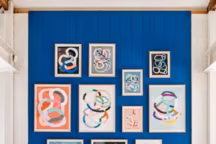 Des oeuvres d'art ou des dessins seront particulièrement mis en valeur sur un mur peint d'une couleur dense et vive comme dans l'appartement éphemere de Thedesignfiles en Australie.
Vu sur loversofmint.blogspot.fr/2014_01_01_archive.html