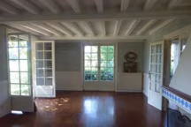 Ambiance cosy dans cette maison familiale des années 70