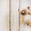 tache de rouille sur une porte