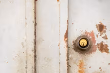 tache de rouille sur une porte