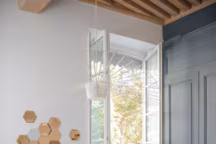 Table sur mesure Gentlemen Designers avec rallonges. Chaises dépareillées dans la forme pour apporter différents conforts et du dynamisme à l'ensemble. Chaises unifiées par la couleur noir. Chaise Bertoia, dames, type bistrot et jacobsen