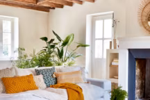 Plus d'info : banc Nastasia, piétement et barre transversale en bois de hêtre, assise en contreplaqué recouvert de rotin, tressé. L. 110 - H. 45 - P. 35 cm, 99,99 euros, But.