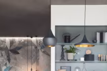 Table de salle à manger "Flat " de Rimadesio, chaises DSW d'Eames pour Vitra, petites tables d'appoint en bois ("Cicognino" de Cassina).