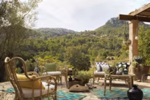 Entre matières naturelles et découpes arrondies, le mobilier outdoor joue la carte bohème chez Ikea - En photo : Fauteuil en rotin Mastholmen : 95 euros. Table d'appoint en rotin et bambou Mastholmen : 35 euros. Coussin d'extérieur en polyester Sommar 2017: 6,99 euros. Canapé 2 places en rotin Mastholmen : 159 euros.