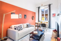 Canapé convertible Maisons du Monde. Table Ikea. Chaise cinéma Siani Design Lab. Meuble TV Maisons du monde. Table basse Maisons du monde. Chaises Le case le cose et Ex Novo. Lampe à pied Maison du Monde". Applique Mia Gallery. Illustrations Allposter. Miroir Antiquariato Claudio Piccioni. Suspension Maisons du Monde. Tapis Maisons du Monde. Train en bois Il Mercatino delle idee.