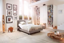 Les sommiers à tête et pieds relevables misent avant tout sur le confort des ulisateurs : ils s'inclinent pour lire, les pieds se relèvent pour placer ses jambes en hauteur... Sommier de relaxation Tritech essentiel 2 x 80 x 200 cm. Finition tissu déco Dakota Taupe. Lattes indépendantes pour un soutien encore plus précis. Plateau Trilattes et suspensions lattes Tri-actives. Soutien haute précision pour un allègement des points de pression. Cinématique 4 plis/5 plans de couchage qui permet d'épouser naturellement la géométrie du corps. Commande à fil de série
En option : commande Bluetooth avec mémoire de position compatible avec l'application André Renault Connect. Garantie 5 ans. Prix public conseillé : 2 740 euros. André Renault.