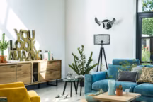 Salon ambiance industriel vintage. Miroir Amazing, 90 x 116 cm, prix : 229 euros. Séries de lampes Simon, lampe sur pied d'une hauteur de 160 cm, prix : 199 euros.   Coco maison