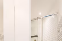 Salle d'eau avec carrelage en noir et blanc