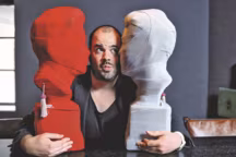 Thomas Dariel avec ses deux "non-autoportraits"